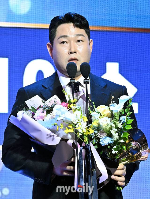 두산 양의지가 24일 오후 서울 잠실 롯데호텔 월드에서 진행된 '2025 KBO 시상식'에서 타율상을 수상하고 있다. 'KBO 시상식'은 퓨처스리그 투·타 개인 부문별 1위 선수 시상을 시작으로 KBO 리그 투·타 개인 부문별 1위 선수, KBO 심판상, 각 포지션별 KBO 수비상, 신인상 및 MVP 시상으로 진행된다./마이데일리