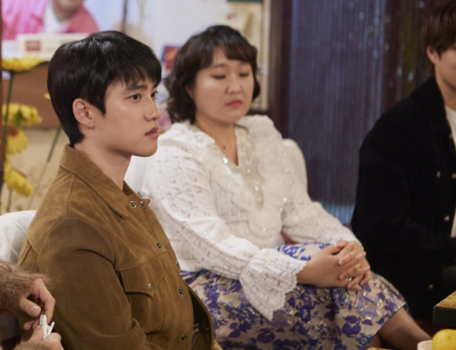 29일 공개되는 쿠팡플레이 예능 '자매다방' 3화에 엑소가 출연한다. 도경수와 이수지./쿠팡플레이 '자매다방'