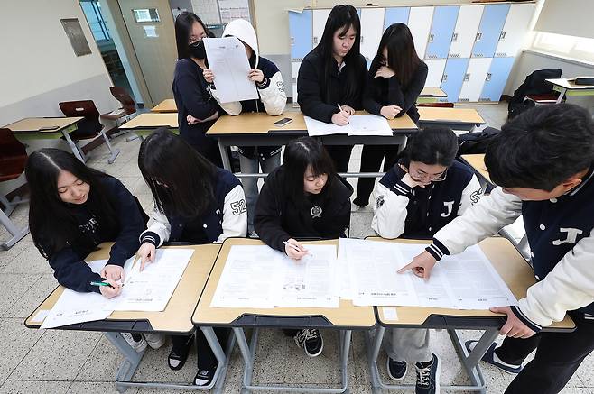 2026학년도 대학수학능력시험(수능) 다음날인 14일 대구 수성구 정화여자고등학교 3학년 교실에서 수험생들이 가채점하고 있다. [연합]