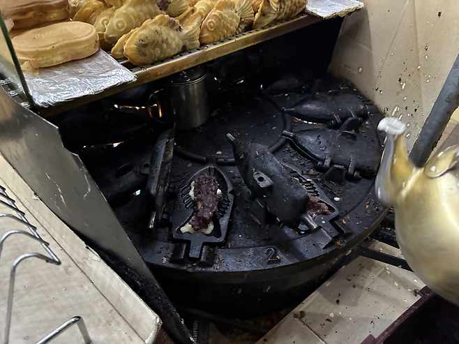 지난 24일 서울 마포구 한 노점에서 붕어빵을 굽고 있다. 박연수 기자