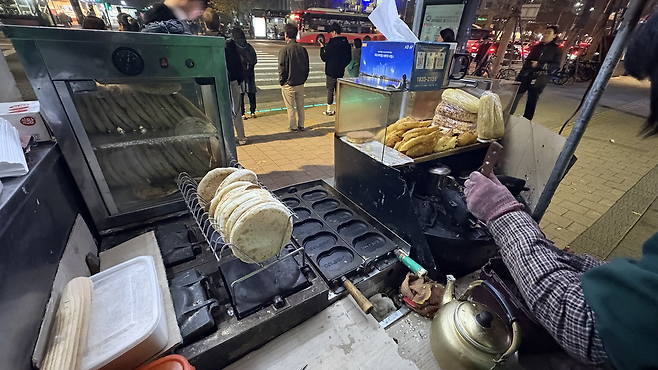 붕어빵 노점에 판매 상품이 진열되어 있다. 박연수 기자