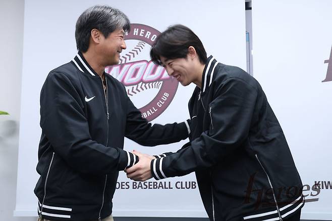 [서울=뉴시스]프로야구 키움 히어로즈에 새 둥지를 튼 우완 투수 배동현이 지난 24일 서울 고척스카이돔에서 설종진 감독과 악수하며 환하게 웃고 있다. (사진=키움 히어로즈 제공) 2025.11.26. photo@newsis.com *재판매 및 DB 금지
