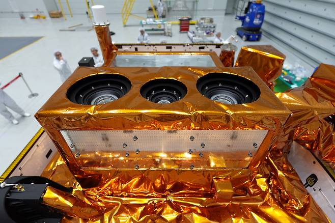 차세대중형위성 3호에 설치되는 '우주용 광시야 대기광 관측카메라(ROKITS)' 모습. 우주항공청 제공