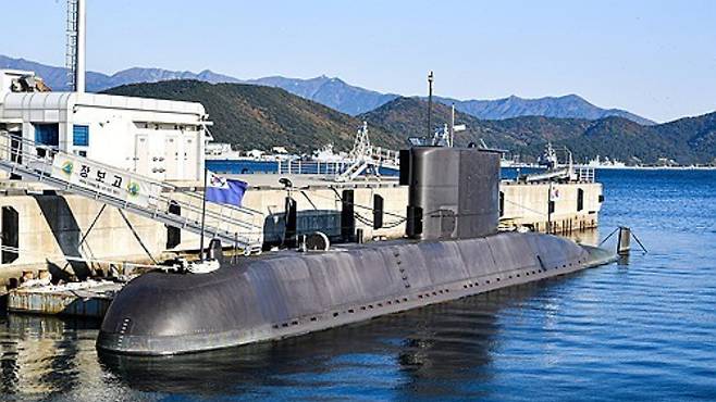 지난 18일 대한민국해군 최초의 잠수함 장보고함이 다음날 마지막 항해를 앞두고 진해 해군기지에 정박해 있다. 연합뉴스