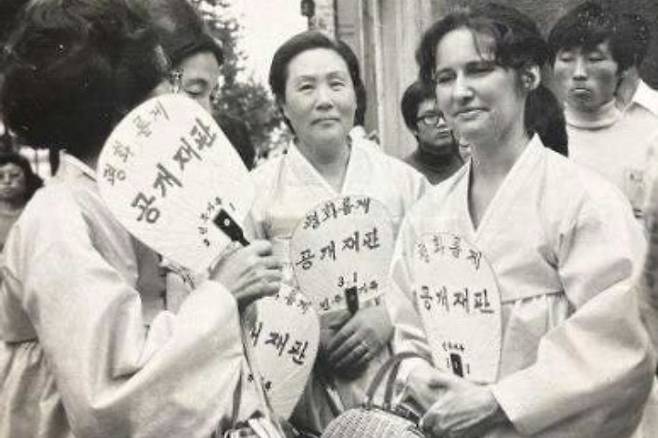 문동환 목사 등이 1976년 3.1민주구국선언 사건으로 투옥되자, 문혜림 선생 등 구속자 부인들은 보라색 옷을 입고 거리로 나서 '민주회복'을 외치며 싸웠다.