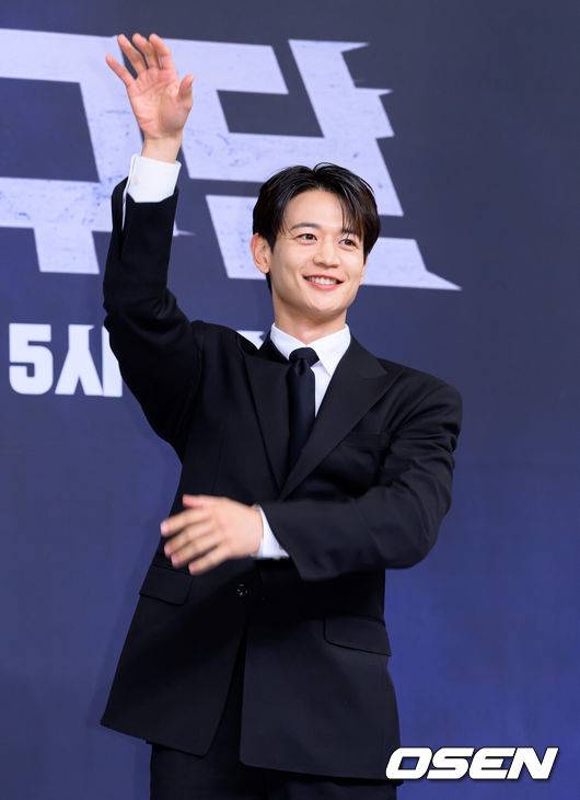 [OSEN=이대선 기자] 26일 오전 서울 목동 SBS에서 SBS ‘열혈농구단’ 제작발표회가 열렸다.열혈농구단은 선수 시절 '국보급 센터'라 불리던 서장훈이 꾸린 농구단 라이징이글스의 아시아 재패기를 담은 SBS 새 예능으로 오는 29일 오후 5시 처음 방송된다.샤이니 민호가 포토타임을 가지고 있다. 2025.11.26 /sunday@osen.co.kr