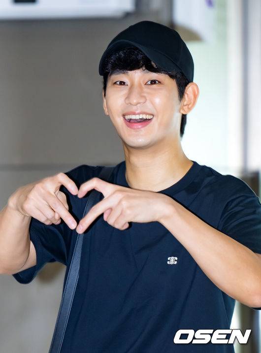 [OSEN=김포공항, 민경훈 기자] 20일 오후 배우 김수현이 해외 일정을 위해 서울 김포국제공항을 통해 일본 도쿄에서 출국했다.배우 김수현이 출국장을 향하며 포즈를 취하고 있다. 2024.06.20 / rumi@osen.co.kr