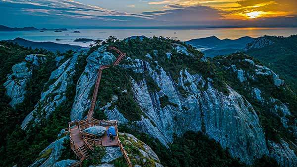 투구봉 정상에 텐트를 치고, 그림산 능선 너머 서해를 붉게 물들이는 노을을 감상했다.