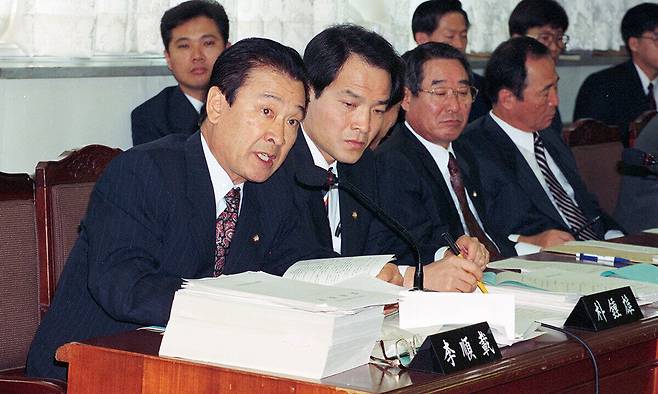 14대 국회 시절인 1993년 10월 당시 민주자유당 이순재 의원(왼쪽)이 문화체육부(현 문화체육관광부) 국정감사에서 문체부 장관에게 질의하고 있다. 세계일보 자료사진