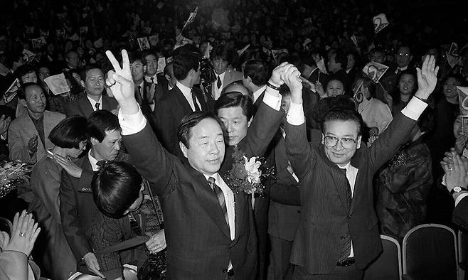 14대 국회의원 총선거를 앞둔 1992년 3월 서울 중랑갑 지역구에 여당인 민주자유당 후보로 출마한 배우 이순재(앞줄 오른쪽)가 지원 유세를 나온 민자당 김영삼 대표와 함께 유권자들의 지지를 호소하며 손을 흔들고 있다. 세계일보 자료사진