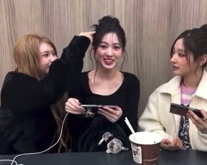 키키(KiiiKiii) 라이브 방송 일부 캡처.