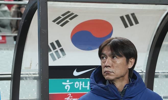 지난 18일 서울 마포구 서울월드컵경기장에서 열린 남자축구 국가대표 A매치 평가전 대한민국과 가나의 경기. 홍명보 감독이 굳은 표정을 짓고 있다. 연합뉴스