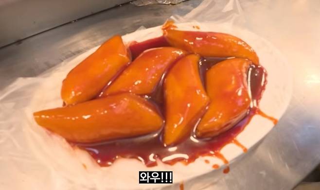 서울 종로구 광장시장의 한 분식 노점에서 판매하는 떡볶이. 4000원짜리 떡볶이에 떡이 6개밖에 없었다. 자료 : 유튜브 ‘규보의 대충대충’