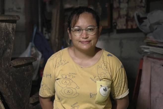 캄보디아의 한 사기단 본거지에서 강제로 전화 사기에 동원됐다가 구조된 필리핀 여성 카시(가명). 그는 여전히 빚과 트라우마에 시달리고 있다. 출처=CNN