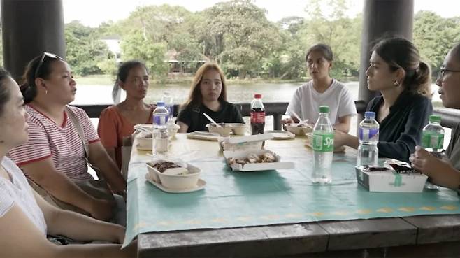 사기단에 감금된 여성들의 가족들이 하나코 몽고메리 CNN 기자(오른쪽 두 번째)에게 구조 활동의 어려움을 호소하고 있다. 왼쪽 세 번째 인물은 여섯 손녀를 돌보는 할머니 샬럿. 출처=CNN