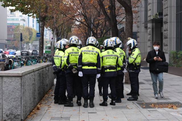 25일 서울 강남 포스코빌딩 앞 교차로에서 경찰 기동대원들이 단속 준비에 들어가고 있다. 황동건 기자