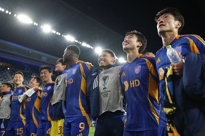 울산은 26일 오후 7시 부리람과 ACLE 동아시아권역 리그 스테이지 5차전 홈경기에 대거 로테이션을 가동한다. 사진은 지난달 21일 산프레체 히로시마(일본)와 3차전 홈경기서 1-0 승리를 거둔 뒤 기뻐하는 울산 선수들. 사진제공｜한국프로축구연맹