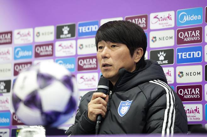 노상래 울산 감독이 26일 부리람과 홈경기를 0-0으로 마친 뒤 기자회견에서 취재진의 질문에 답하고 있다. 사진제공｜한국프로축구연맹