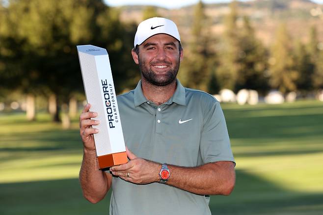 스코티 셰플러가 지난 9월 PGA 투어 프로코어 챔피언십에서 시즌 6승째를 거둔 뒤 우승 트로피를 들어보이고 있다. 게티이미지코리아