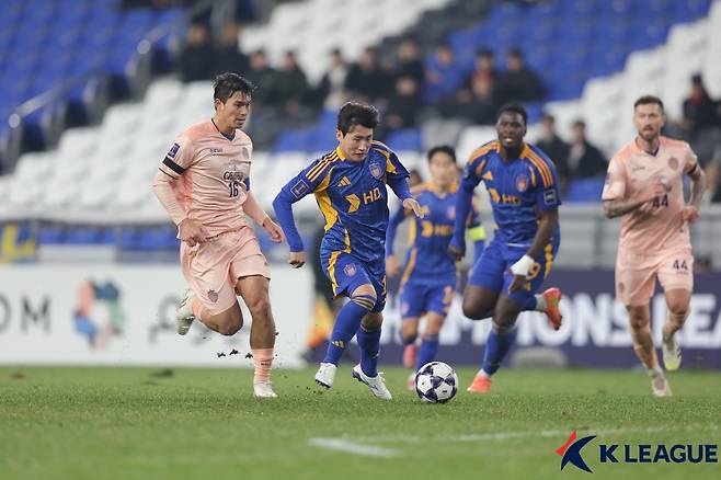 울산 HD 이희균이 26일 울산 문수축구경기장에서 열린 부리람 유나이티드전에서 드리블 돌파를 하고 있다. /사진=한국프로축구연맹 제공