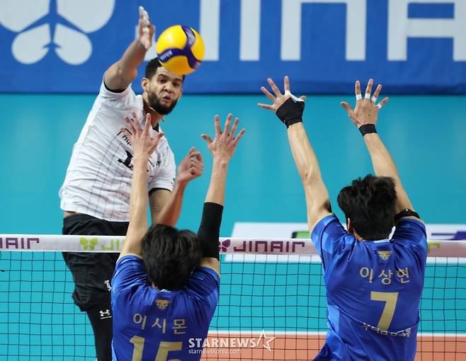 2025-2026 V-리그 남자부 우리카드 대 현대캐피탈 경기가 26일 서울 장충체육관에서 열렸다.  현대캐피탈 레오가 우리카드 이시몬, 이상현의 블로킹 위로 강스파이크를 날리고 있다. /사진=김진경 대기자