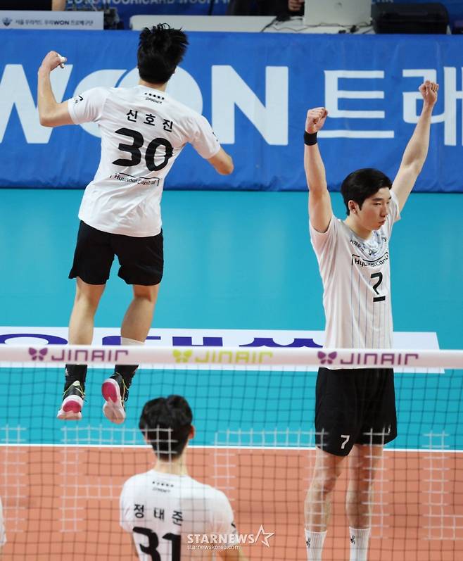 2025-2026 V-리그 남자부 우리카드 대 현대캐피탈 경기가 26일 서울 장충체육관에서 열렸다.  현대캐피탈 신호진(왼쪽)이 서브 에이스를 하고 포효하고 있다. /사진=김진경 대기자