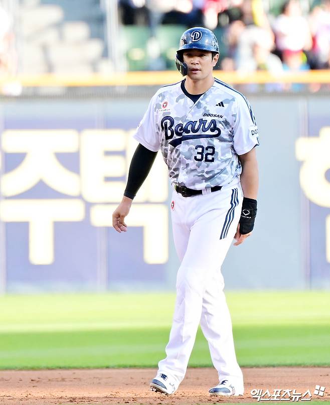 두산 베어스 원 클럽 맨으로 남는 듯했던 외야수 김재환이 보류선수명단 제외로 팀을 떠난다. 두산은 26일 구단 보류선수명단에서 김재환과 홍건희, 그리고 콜 어빈을 제외한다고 공식 발표했다. 김재환은 2025시즌 종료 뒤 두 번째 FA 자격을 취득했다. 하지만, 김재환은 FA 신청을 하지 않아 팀 잔류 의지를 강하게 보여준 듯싶었다. 두산 구단도 김재환과 비FA 다년계약 협상을 할 계획이라고 밝혔었다. 하지만 4년 전 FA 계약 조건이 반전을 이끌어냈다. 당시 김재환 측은 향후 4년 계약 기간을 채워 다시 FA 자격을 취득한다는 조건 아래 FA 신청 없이 우선 협상 기간을 보내고, 결렬 시 보류선수명단 제외로 시장에 나오는 옵션을 요구했다. 엑스포츠뉴스DB