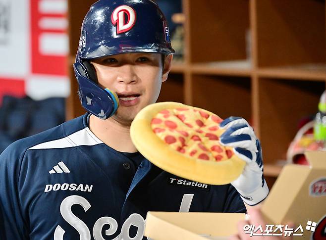 두산 베어스 원 클럽 맨으로 남는 듯했던 외야수 김재환이 보류선수명단 제외로 팀을 떠난다. 두산은 26일 구단 보류선수명단에서 김재환과 홍건희, 그리고 콜 어빈을 제외한다고 공식 발표했다. 김재환은 2025시즌 종료 뒤 두 번째 FA 자격을 취득했다. 하지만, 김재환은 FA 신청을 하지 않아 팀 잔류 의지를 강하게 보여준 듯싶었다. 두산 구단도 김재환과 비FA 다년계약 협상을 할 계획이라고 밝혔었다. 하지만 4년 전 FA 계약 조건이 반전을 이끌어냈다. 당시 김재환 측은 향후 4년 계약 기간을 채워 다시 FA 자격을 취득한다는 조건 아래 FA 신청 없이 우선 협상 기간을 보내고, 결렬 시 보류선수명단 제외로 시장에 나오는 옵션을 요구했다. 엑스포츠뉴스DB