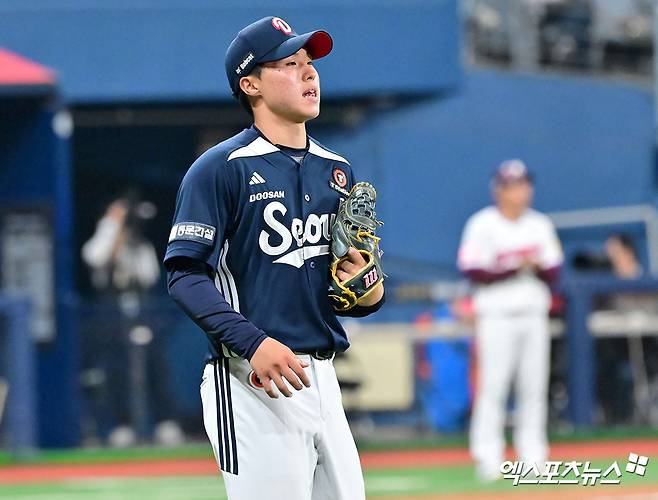 KIA 타이거즈가 두산 베어스로 FA 이적한 내야수 박찬호의 보상선수로 투수 홍민규를 지명했다. 홍민규는 2025년 3라운드 지명 신인 우완으로 1군 무대에 곧바로 데뷔해 안정적인 제구력과 경쟁력 있는 체인지업을 선보여 눈도장을 찍었다. KIA는 장기적으로 선발 자원까지 기대할 수 있는 홍민규를 선택하는 파격적인 결정을 내렸다. 엑스포츠뉴스 DB