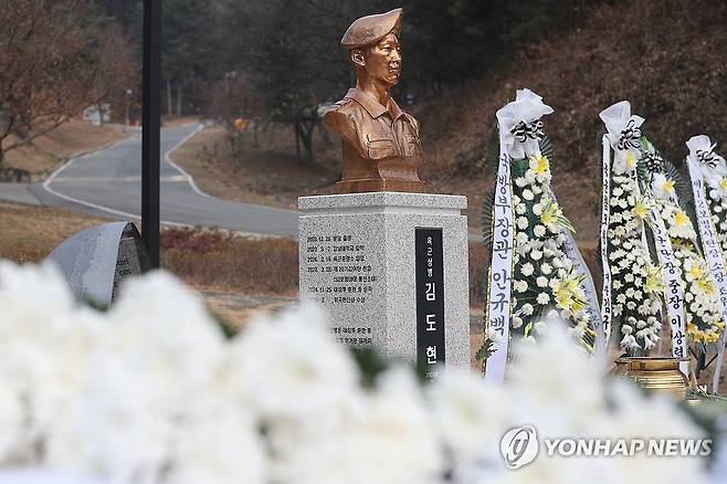 부대에 마련된 추모비 (홍천=연합뉴스) 강태현 기자 = 강원 홍천군 아미산에서 훈련 중 순직한 고(故) 김도현(사망 당시 20) 상병의 1주기 하루 전날인 24일 홍천군 제3군단 제20여기갑여단에서 김 상병 추모비 제막식이 열렸다. 2025.11.24 taetae@yna.co.kr