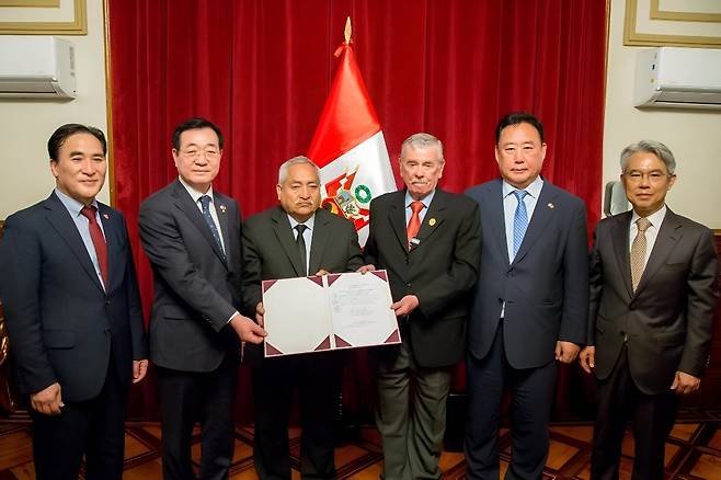한국-페루 우정의 날 지정 법안 서명 [주페루 한국대사관 제공. 리마=연합뉴스. 재판매 및 DB 금지]
