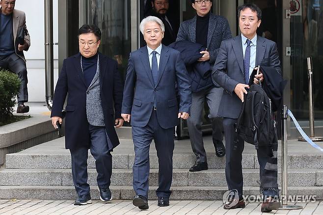 노웅래, 1심 무죄 선고 (서울=연합뉴스) 임화영 기자 = 불법 정치자금 6천만원을 받은 혐의로 재판에 넘겨진 노웅래 전 더불어민주당 의원이 26일 서울중앙지법에서 열린 1심 선고에서 무죄를 선고받은 뒤 청사를 나서고 있다. 2025.11.26 hwayoung7@yna.co.kr