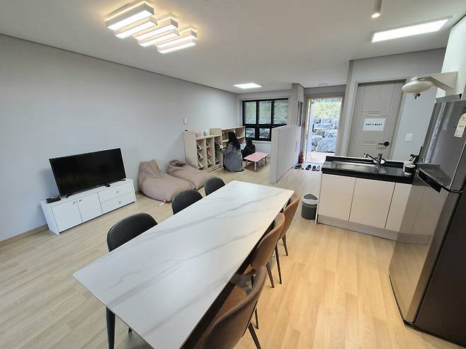 6인용 바람채(펜션형) 내부  (대구=연합뉴스) 박세진 기자 = 26일 대구 남구가 개장한 앞산 숲속 책 쉼터 전경. 2025.11.26 psjpsj@yna.co.kr