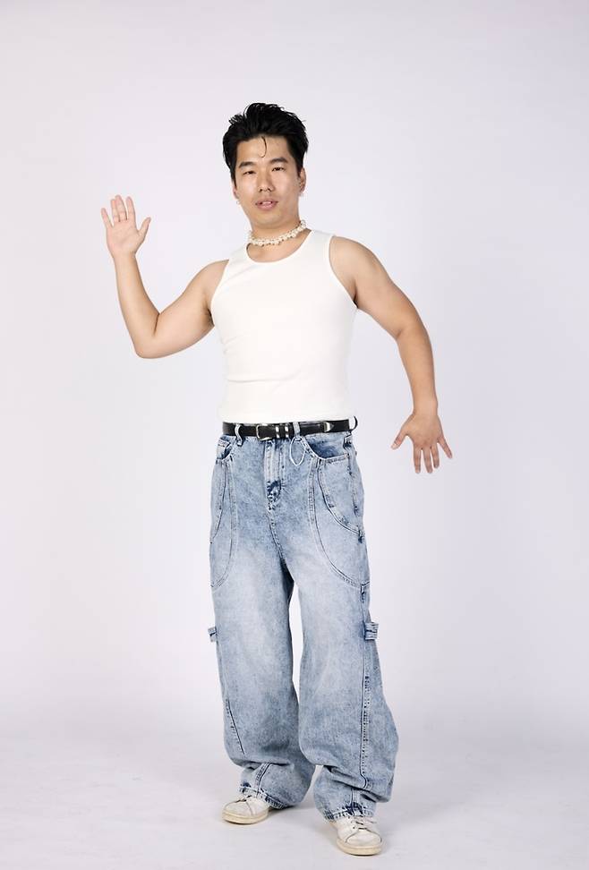 '진주무관'(진주+주무관)이라는 활동명으로 양주시 홍보 영상을 제작하고 있는 정겨운 주무관이 진주목걸이를 목에 두르고 플라이투더스카이의 뮤직비디오를 패러디하고 있다. 사진=양주시청