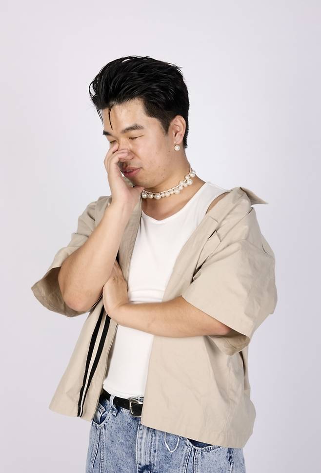 과장된 스타일링으로 진지한 포즈를 취해 웃음을 유발하는 정겨운 주무관의 모습. 사진=양주시청
