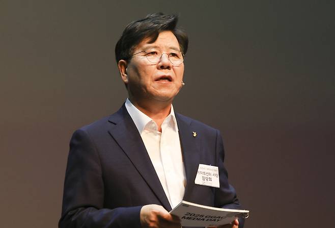 지난 7월 열린 경기아트센터 미디어데이에서 김상회 경기아트센터 사장이 조직개편에 대한 발표를 하고 있다.김태완 기자 lift@kihoilbo.co.kr