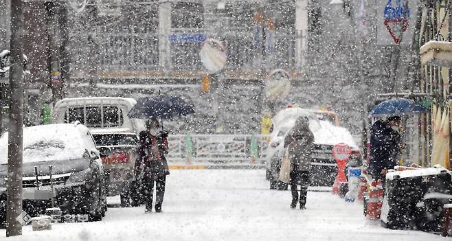 대전기상청이 폭설로 구조물 붕괴가 우려되는 상황에 앞서 대설을 알리는 재난문자를 12월부터 시범 발송한다. &nbsp;(사진=중도일보DB)