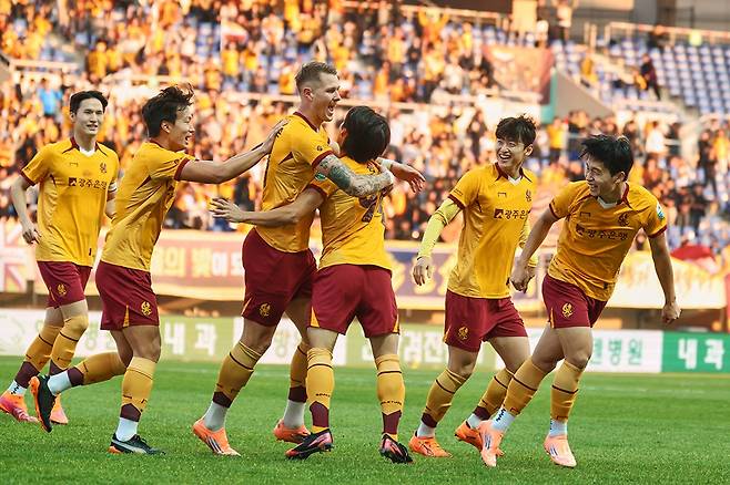 지난 22일 광주월드컵경기장에서 열린 울산HD와의 홈 폐막전에서 골을 터뜨린 광주FC 프리드욘슨이 동료들의 축하를 받고 있다.  <광주FC 제공>