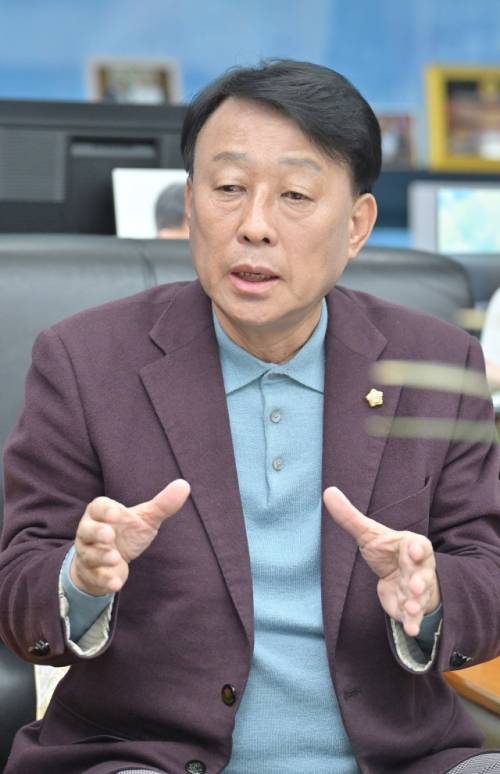 ◇제12대 강릉시의회 후반기를 이끄는 최익순 강릉시의장은 강릉의 새로운 도약을 위해 의회가 시민과 함께 뚜벅이처럼 나아가겠다는 각오를 밝혔다.