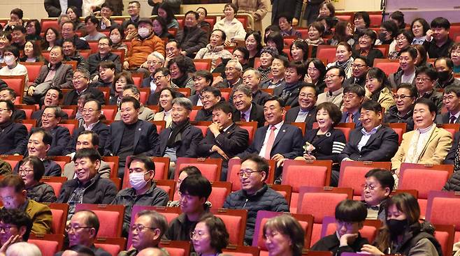울산매일신문UTV가 주최·주관하고 울산시가 후원한 '2025 전국 색소폰 경연대회'가 26일 울산 남구 울산문화예술회관 대공연장에서 열렸다. 이날 행사를 찾은 본지 이연희 대표이사를 비롯한 김두겸 울산시장, 이성룡 울산시의회 의장, 이윤철 울산상공회의소 회장, 김철 울산공업축제추진위원장, 이희석 (사)울산예술문화단체총연합회 회장, 임현철 울산시 대변인 및 관객들이 감미로운 색소폰 공연을 감상하고 있다. 이수화 기자
