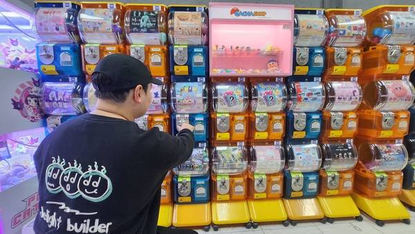 소비자가 창원시 마산합포구 창동의 한 가챠샵에서 뽑기를 하고 있다. /이원재 기자