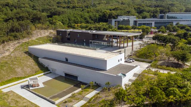 경사지 기단 위에 지붕이 떠있는 미술관은