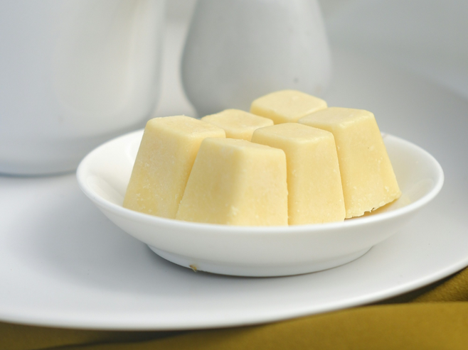 6등분으로 잘라진 건강에 좋은 치즈