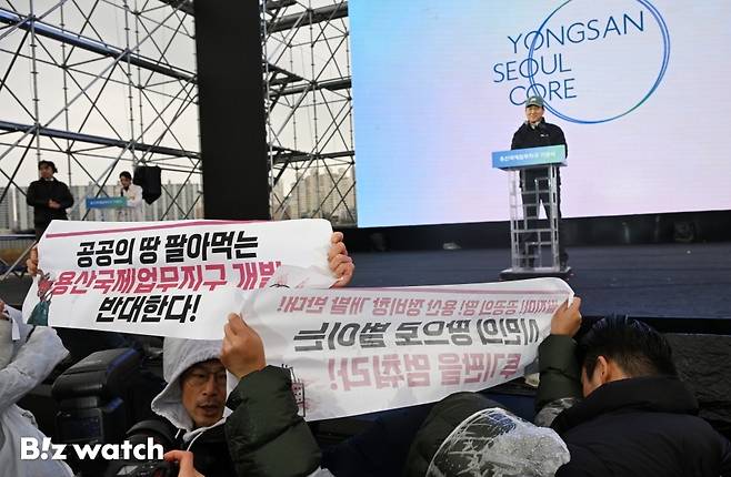 27일 오후 서울 용산구 한강로21 용산국제업무지구 현장에서 열린 용산국제업무지구 기공식에 한 시민단체가 개발반대 돌발 시위를 하고 있다./사진=이명근 기자 qwe123@