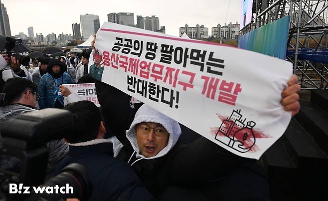 27일 오후 서울 용산구 한강로21 용산국제업무지구 현장에서 열린 용산국제업무지구 기공식에 한 시민단체가 개발반대 돌발 시위를 하고 있다./사진=이명근 기자 qwe123@