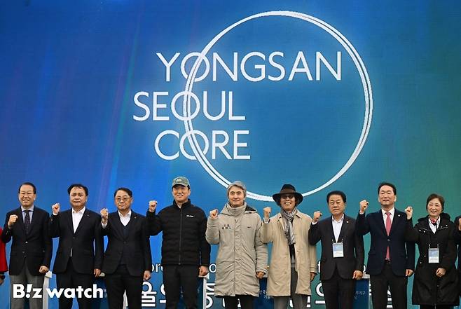 오세훈 서울시장을 비롯한 주요 내빈들이 27일 오후 서울 용산구 한강로21 용산국제업무지구 현장에서 개최된 '용산국제업무지구 기공식'에 참석해 기념촬영을 하고 있다./사진=이명근 기자 qwe123@