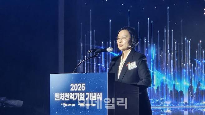 한성숙 중소벤처기업부 장관이 27일 서울 서초구에서 열린 ‘벤처천억기업 기념식’에서 축사를 하고 있다.(사진=김세연기자)