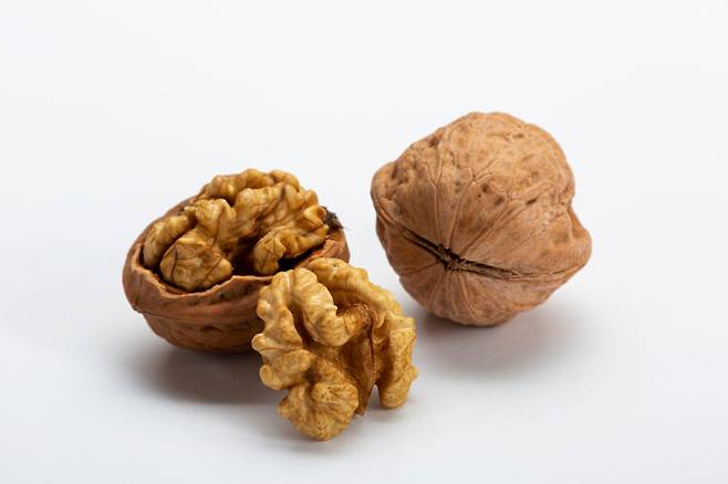 술 외에도 설탕, 트랜스 지방, 비만 등은 간 건강을 해치는 원인으로 꼽힌다. 반면에 호두는 간 해독을 돕는 식품 중 하나다. 사진=클립아트코리아