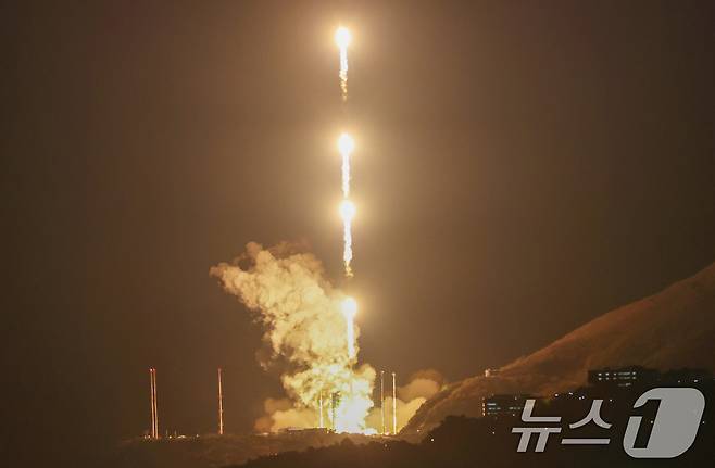 한국형 발사체 누리호(KSLV-Ⅱ)가 27일 새벽 전남 고흥군 나로우주센터에서 4차 발사를 맞아 우주로 날아오르고 있다. 차세대중형위성 3호(1기)를 비롯해 큐브위성 12기 등 총 13기의 위성을 실은 누리호는 오로라를 비롯한 우주환경 관측부터 항암제 연구 등 우주 바이오 실험까지 다양한 임무를 추진한다. (레이어 합성) 2025.11.27/뉴스1 ⓒ News1 안은나 기자