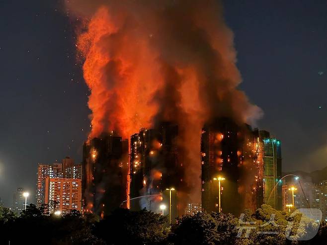 26일 대형화재로 불길에 휩싸인 홍콩 왕 푹 코트의  초고층 아파트. 2025.11.26 ⓒ AFP=뉴스1 ⓒ News1 이지예 객원기자